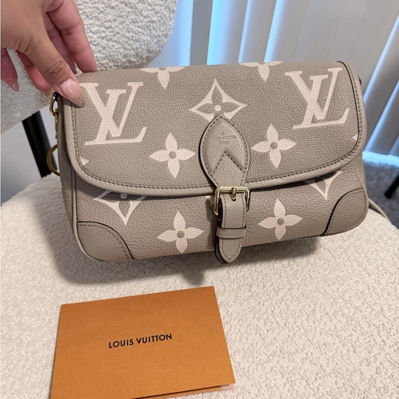 Louis Vuitton Beige Monogram Shoulder Bag - Picture 7 of 8